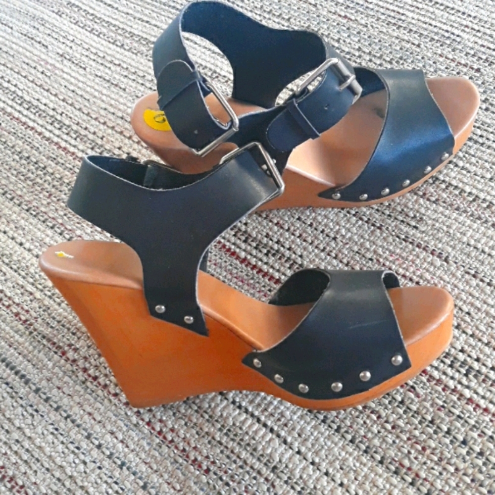 Coconuts black wedge